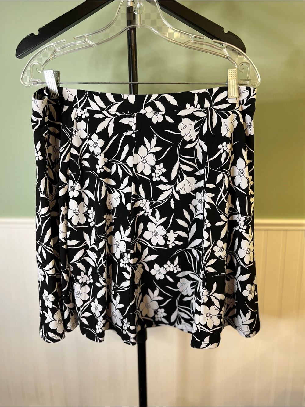 Susan Graver Black & White Floral Circle Skirt With Attached Shorts. Size L